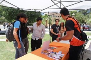 Ferias de Servicio Social en UACJ conectan a estudiantes con la comunidad