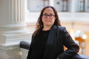 Fernanda Pampín destaca la importancia de la sostenibilidad en la edición universitaria en el seminario de la Universidad de Chile