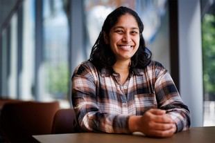 Investigadora del MIT utiliza IA para optimizar energías renovables y combatir el cambio climático