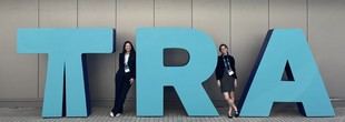 Fiona O’Brien y Emma Jung presentan su investigación sobre zonas de bajas emisiones en la Transport Research Arena de Budapest