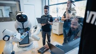 La TUM presenta un innovador asistente robótico para el cuidado de personas mayores