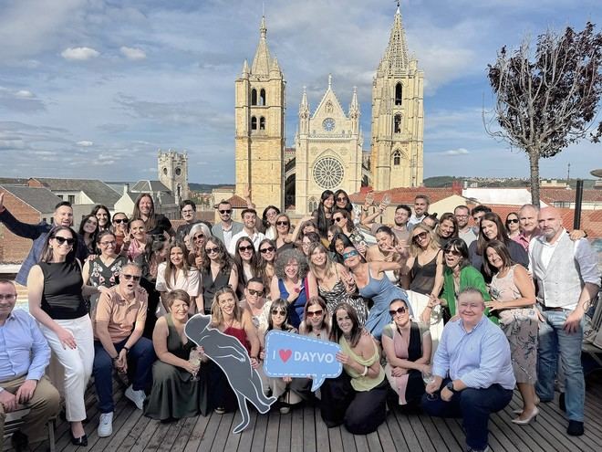 Dayvo celebra 20 años como líder en marketing digital en España