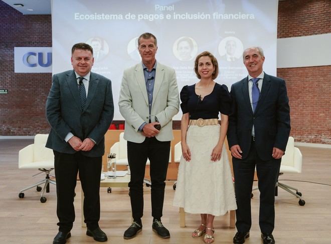 Los canales digitales dominan la relación con los bancos en España