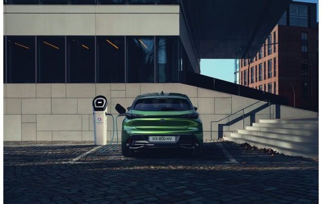 PEUGEOT lanza Free2Move Charge Business, solución de carga para flotas profesionales
