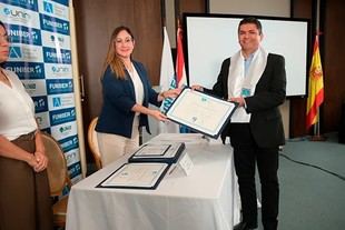 FUNIBER Paraguay realiza su primera entrega de títulos a graduados
