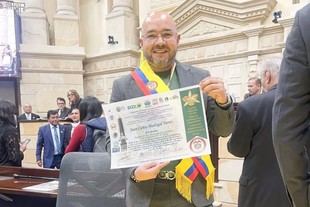 Juan Madrigal recibe el Orquídea de Oro por su labor en pro de la paz y la educación