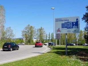 Girona mejora su imagen universitaria con nueva señalización en accesos a la ciudad
