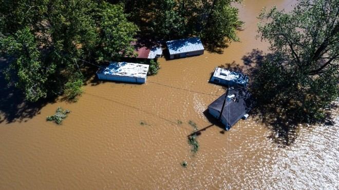 El 80% de las personas en pobreza multidimensional enfrenta riesgos climáticos, según un informe de la ONU