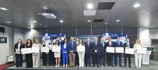 Irene Peralta, la ganadora, en el centro, junto a sus compañeros galardonados. En la foto, Julia Fernández Cantillana, directora de Colectivos de Santander, Miguel Ángel García, consejero de Presidencia, Justicia y Administración Local de la Comunidad de Madrid; Fernando Vives, presidente ejecutivo de Garrigues, Eugenio Ribón, decano del Colegio de la Abogacía de Madrid, y Félix Plaza Romero, socio de Garrigues y presidente del Centro de Estudios. 