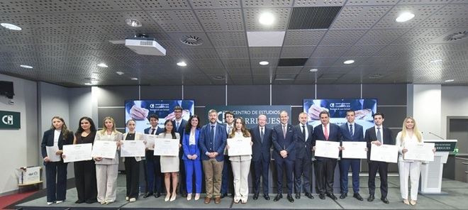 Irene Peralta, la ganadora, en el centro, junto a sus compañeros galardonados. En la foto, Julia Fernández Cantillana, directora de Colectivos de Santander, Miguel Ángel García, consejero de Presidencia, Justicia y Administración Local de la Comunidad de Madrid; Fernando Vives, presidente ejecutivo de Garrigues, Eugenio Ribón, decano del Colegio de la Abogacía de Madrid, y Félix Plaza Romero, socio de Garrigues y presidente del Centro de Estudios. 