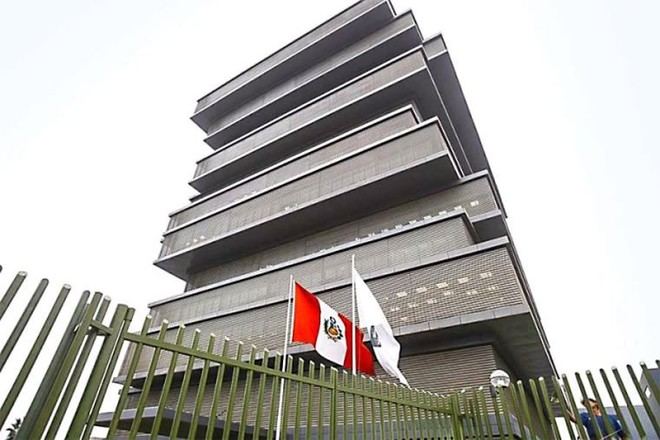 Gobierno aparta a 2160 docentes y administrativos por delitos graves