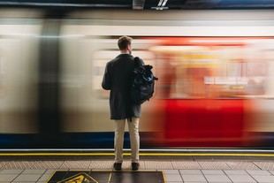 Los programas gubernamentales podrían ahorrar al Reino Unido más de 20 mil millones de libras al reintegrar al 5% de la población laboral