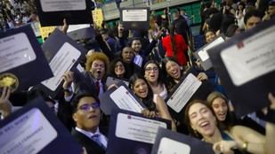 Graduandos celebran su titulación y reflexionan sobre su futuro profesional
