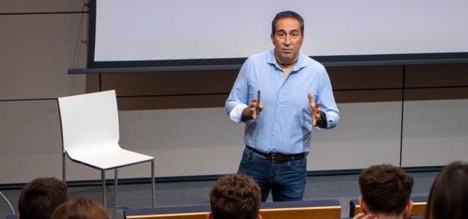 Charla sobre educación cívico-tributaria en UNEATLANTICO a cargo de Guillermo Barros