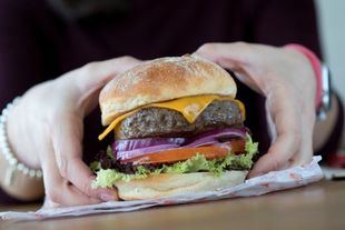 El truco para hacer una hamburguesa gourmet en casa sin cargarte la carne en la sartén