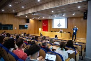 Héctor Ruiz aboga por una mejor integración de la tecnología en el aprendizaje en el FIET 2025