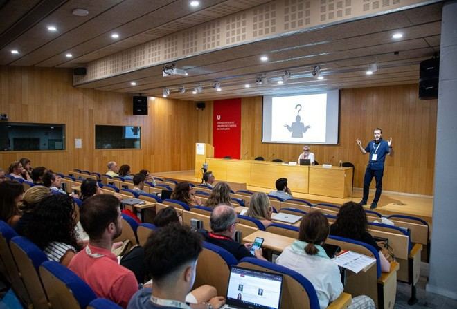 Héctor Ruiz aboga por una mejor integración de la tecnología en el aprendizaje en el FIET 2025
