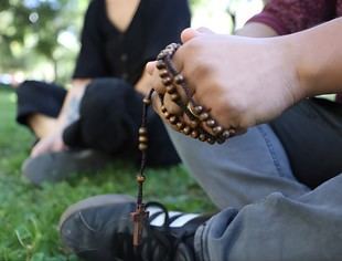 Estudio revela cómo se transmite la religión en las familias chilenas