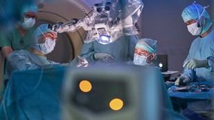 Implantan una interfaz cerebro-computadora a un paciente con parálisis