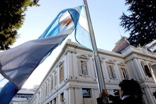 La UNLP rinde homenaje a la bandera en un emotivo acto en el Rectorado