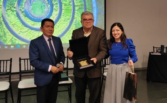 Dr. Jaime Villena recibe homenaje por su trayectoria en endocrinología
