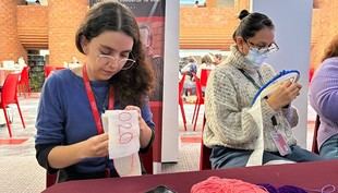 IBERO realiza jornada de bordado en memoria de víctimas de violencia de género