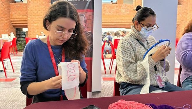 IBERO realiza jornada de bordado en memoria de víctimas de violencia de género