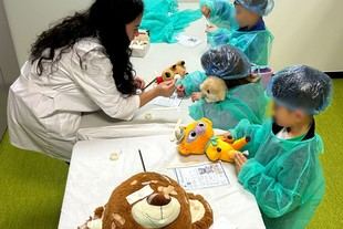 Hospital de peluches ayuda a niños a perder el miedo al personal sanitario