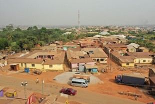 La arquitectura de las viviendas afecta la participación política en Ghana
