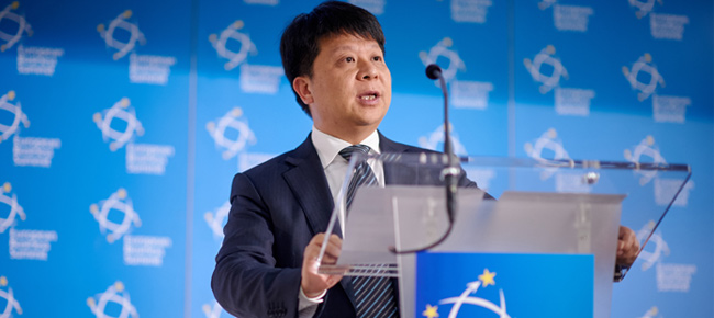 Guo Ping, CEO rotativo de Huawei durante su discurso en EBS