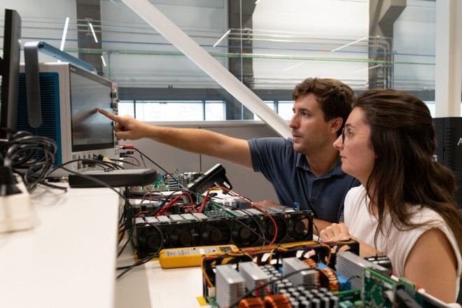 IKERLAN y FLOOX desarrollan cargadores inalámbricos bidireccionales para vehículos eléctricos