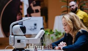 SenseRobot vence a la Campeona Mundial de Ajedrez Femenino en un duelo histórico