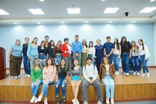 Egresados de la UACJ comparten experiencias en foro para estudiantes