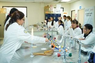 Jóvenes mujeres se inspiran en la ciencia durante jornada educativa