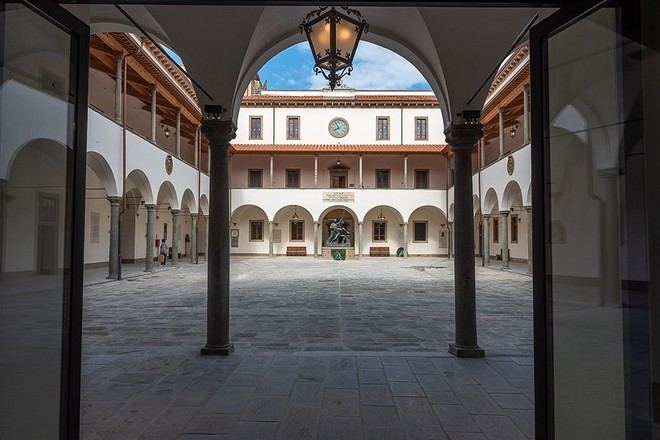 El rector de la Universidad de Pisa solicita una rectificación a La Stampa