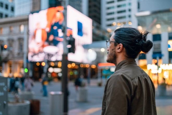Investigadora de Manchester revela cómo las emociones cotidianas influyen en la política