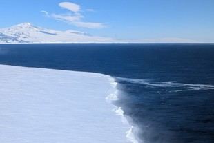 Estudian el derretimiento de la plataforma de hielo en la Antártida con sistemas de navegación satelital
