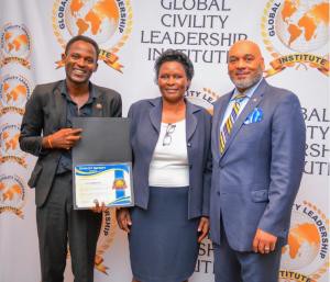 Ivan Ssempebwa recibe reconocimiento por su labor humanitaria en Nairobi