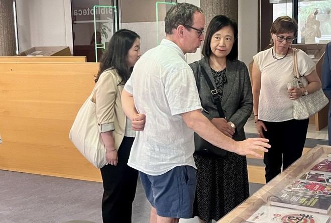 Donación de un centenar de libros japoneses a la Biblioteca de Lletres de la UdL