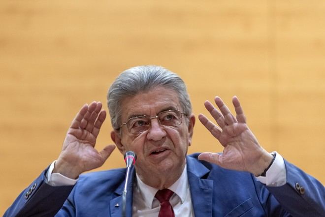 Mélenchon insta a estudiantes a comprometerse por un futuro mejor