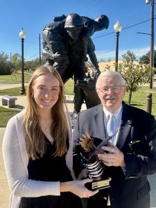 Rabel McNutt recibe el Premio Nacional Hershel 'Woody' Williams por su labor en honor a veteranos de guerra