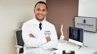 José Dangond, líder en cirugía de columna y educación médica