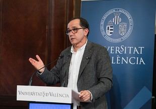 Juan Luis Gandía asume la rectoría de la Universitat de València