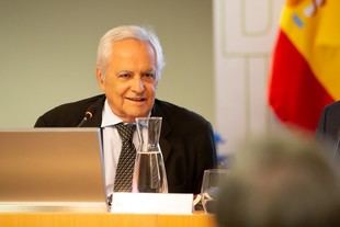 Juan Cruz Ruiz defiende la universidad como espacio de transformación en su visita a la UNED