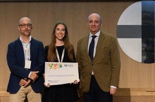 Premian a estudiante por su trabajo sobre testamentos digitales en la CEU UCH