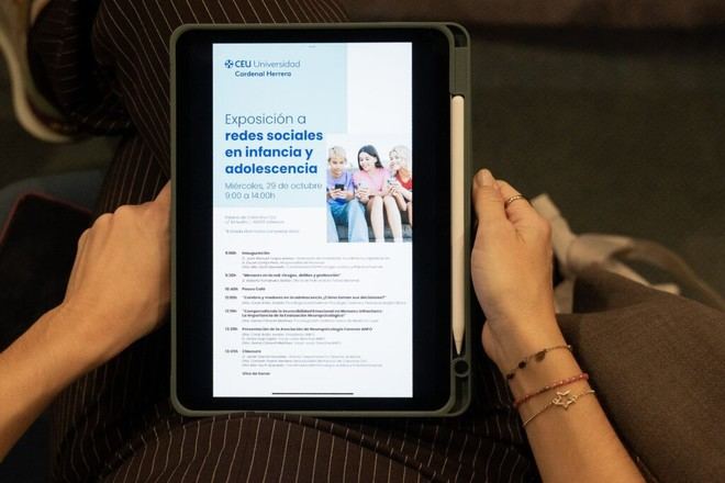 La CEU UCH examina el efecto de las redes sociales en menores desde la psicología forense