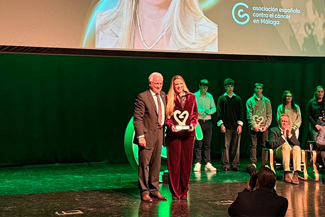 Melissa García Caballero recibe premio por su labor en investigación contra el cáncer