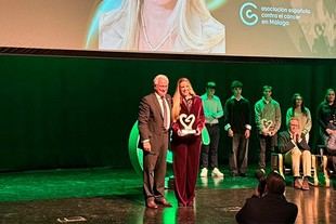 Melissa García Caballero recibe premio por su labor en investigación contra el cáncer