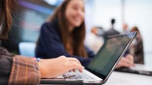 La Comunidad de Madrid amplía la formación para 200.000 empleados públicos este año