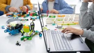 La Comunidad de Madrid entrega 13.500 kits de robótica a 2.000 centros educativos